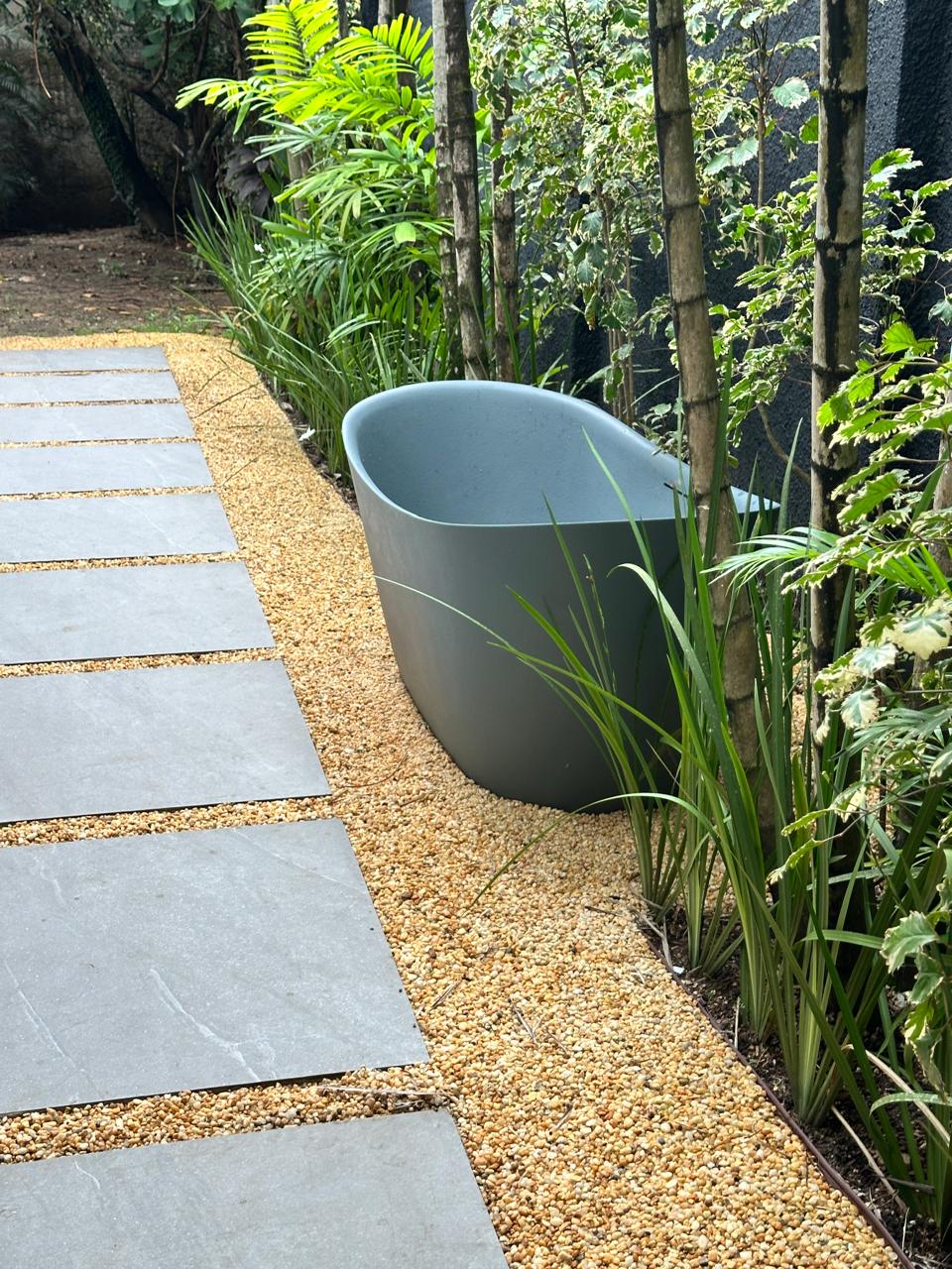 Banheira externa integrada ao jardim