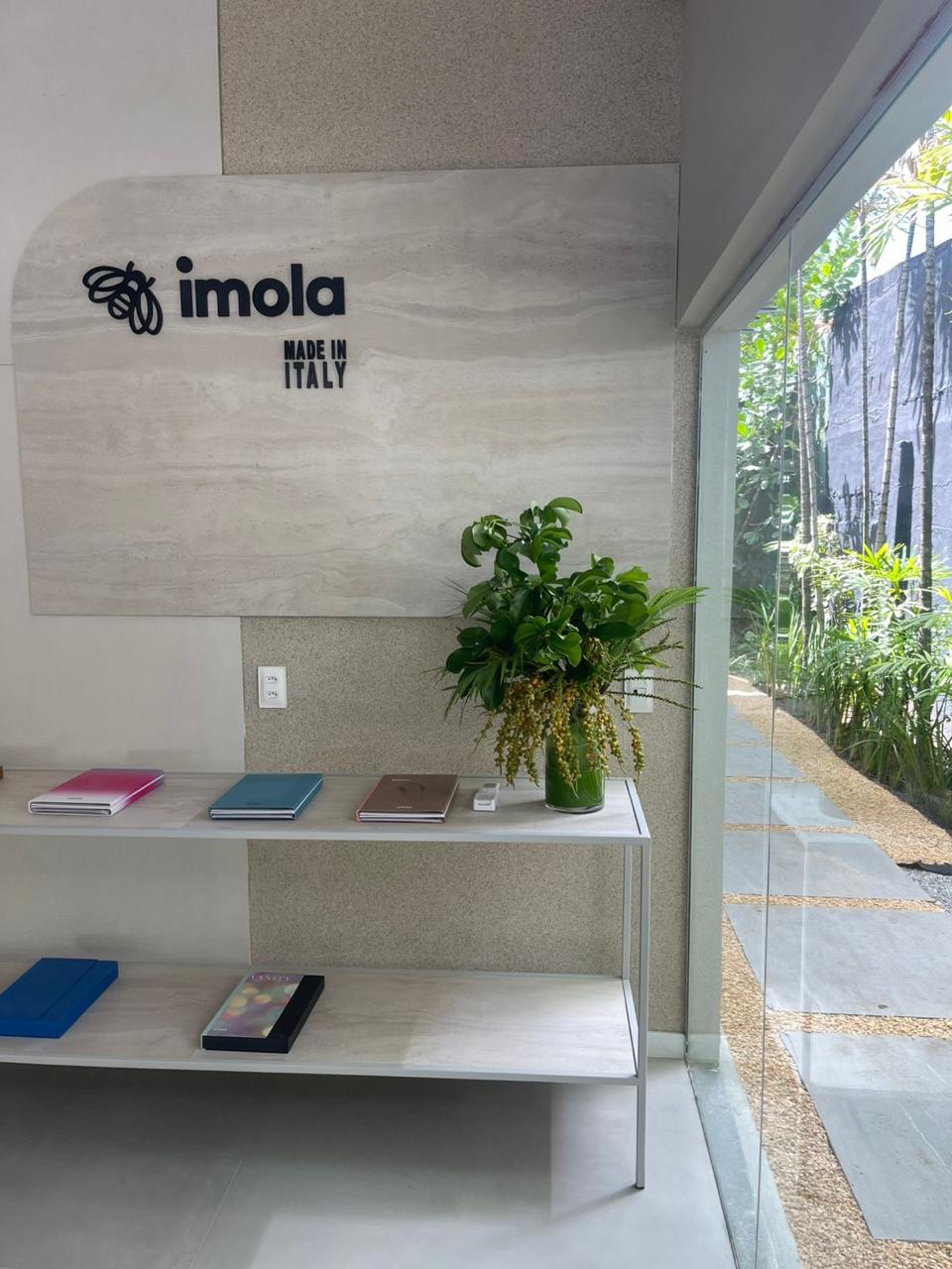 Painel Imola Made in Italy em travertino
